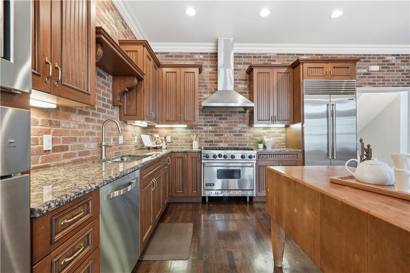 212 W 50th St, Kansas City, MO 64112
