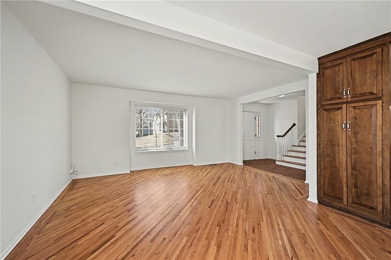 8317 Overland Dr, Kansas City, MO 64151