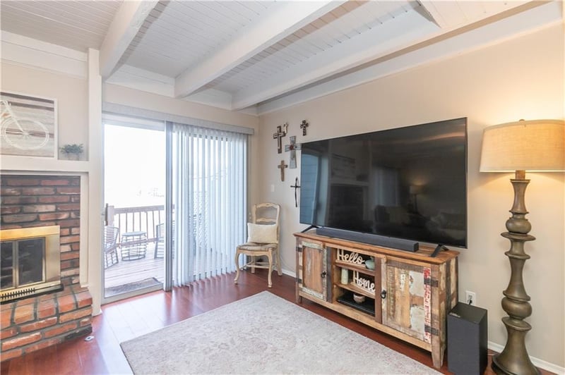 210 Bayview Dr, Lee's Summit, MO 64064