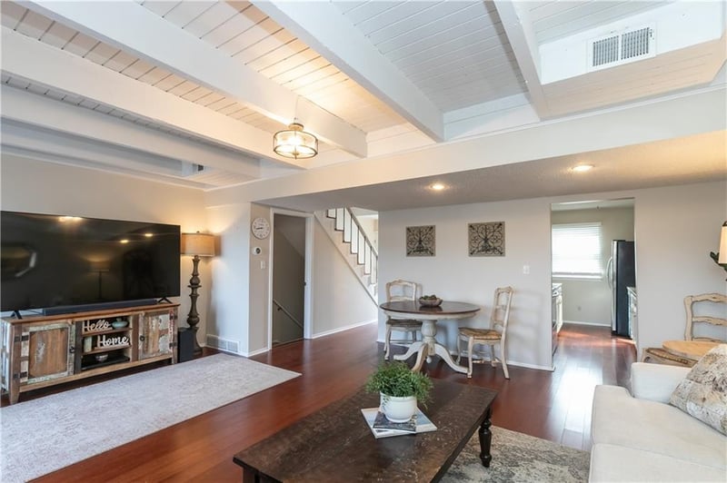 210 Bayview Dr, Lee's Summit, MO 64064