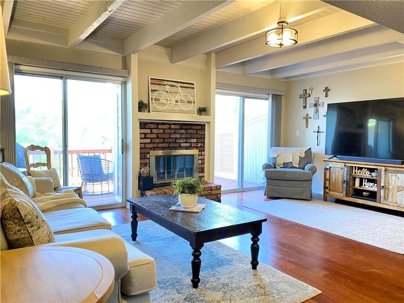 210 Bayview Dr, Lee's Summit, MO 64064