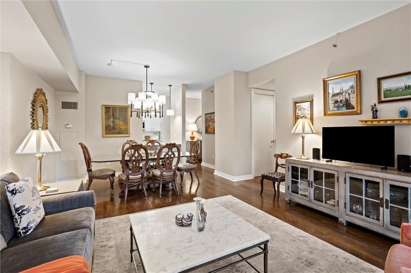 4950 Central St #306, Kansas City, MO 64112