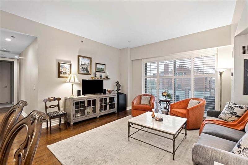 4950 Central St #306, Kansas City, MO 64112