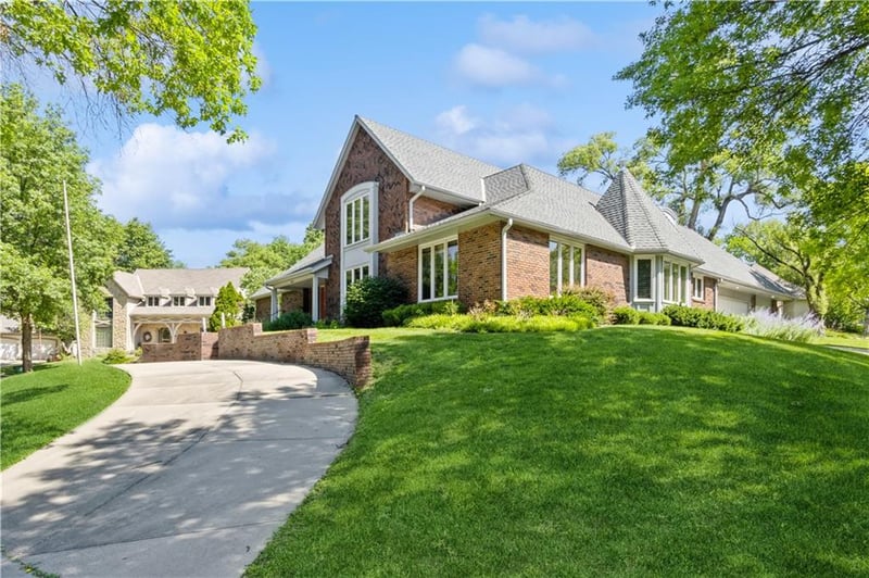 10052 Hemlock Dr, Overland Park, KS 66212