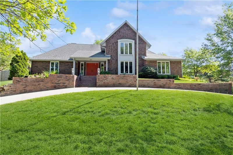 10052 Hemlock Dr, Overland Park, KS 66212
