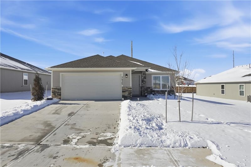 7925 5th St, Blue Springs, MO 64014