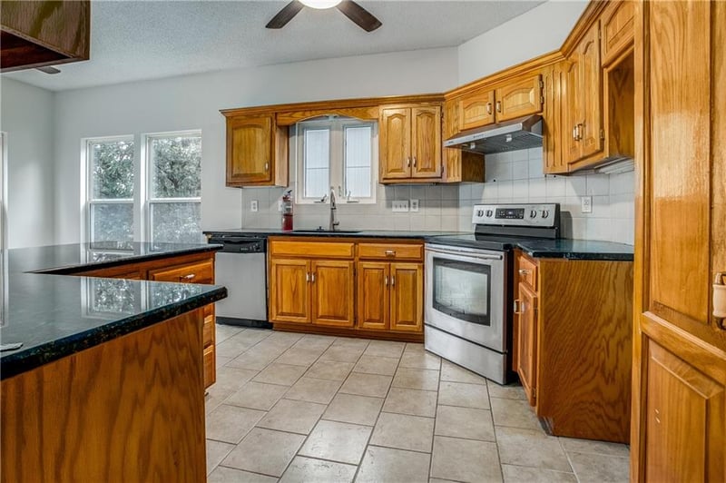 728 S Kisner Dr, Independence, MO 64056