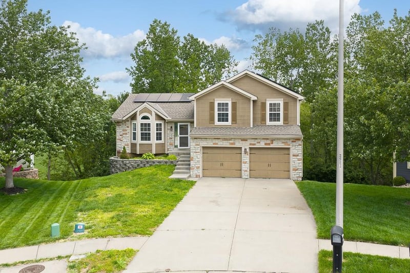 11911 Charlotte St, Kansas City, MO 64155