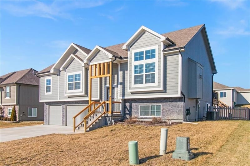 904 Lindenwood Dr, Grain Valley, MO 64029