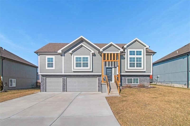 904 Lindenwood Dr, Grain Valley, MO 64029
