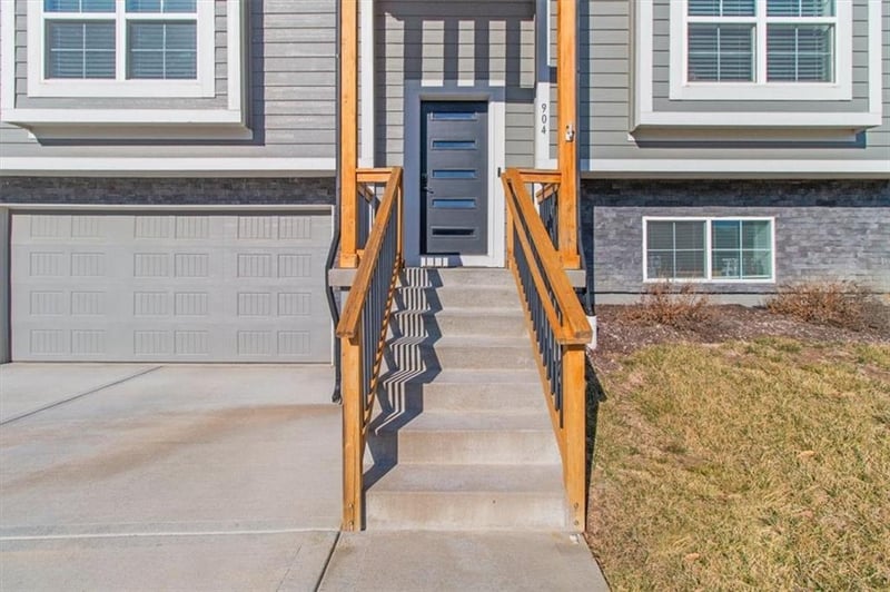 904 Lindenwood Dr, Grain Valley, MO 64029
