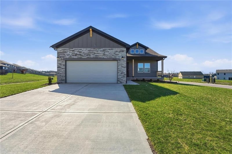1501 9th St, Oak Grove, MO 64075