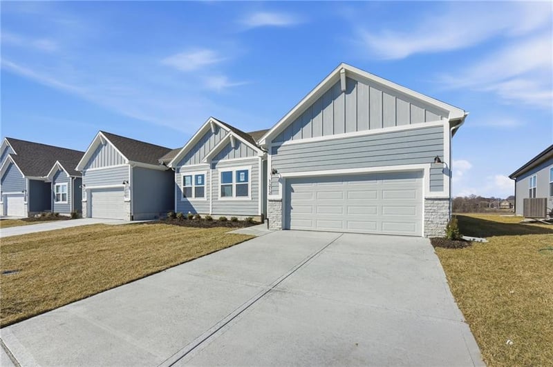 1212 Windbreak Dr, Lee's Summit, MO 64081
