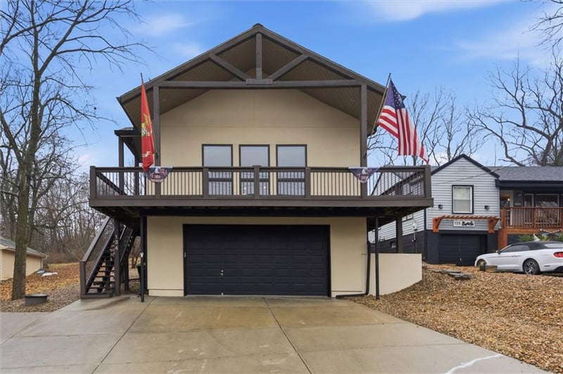 134 Beach Dr, Lake Tapawingo, MO 64015