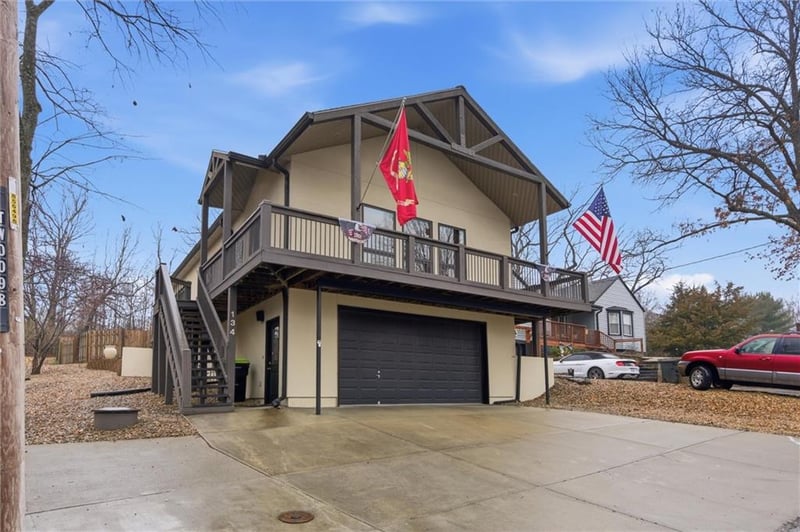 134 Beach Dr, Lake Tapawingo, MO 64015