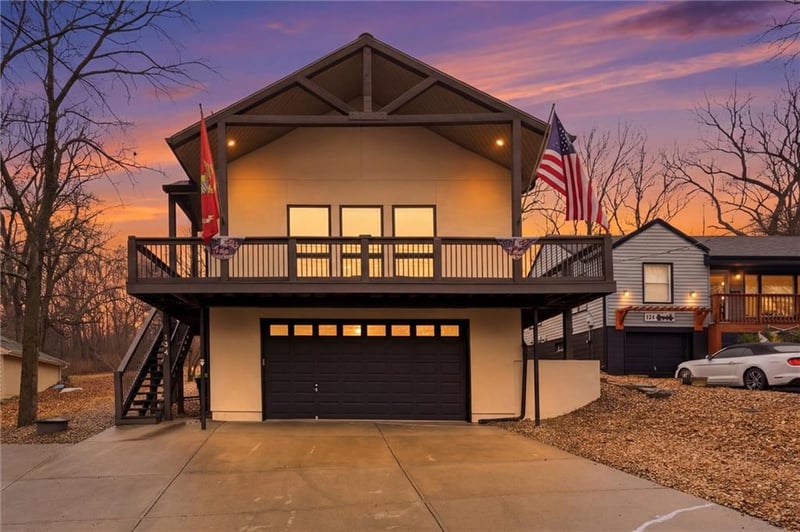 134 Beach Dr, Lake Tapawingo, MO 64015