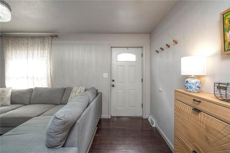 718 42nd Ter, Kansas City, MO 64116