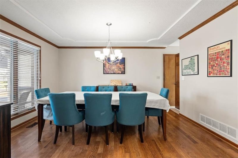 8113 99th St, Overland Park, KS 66212