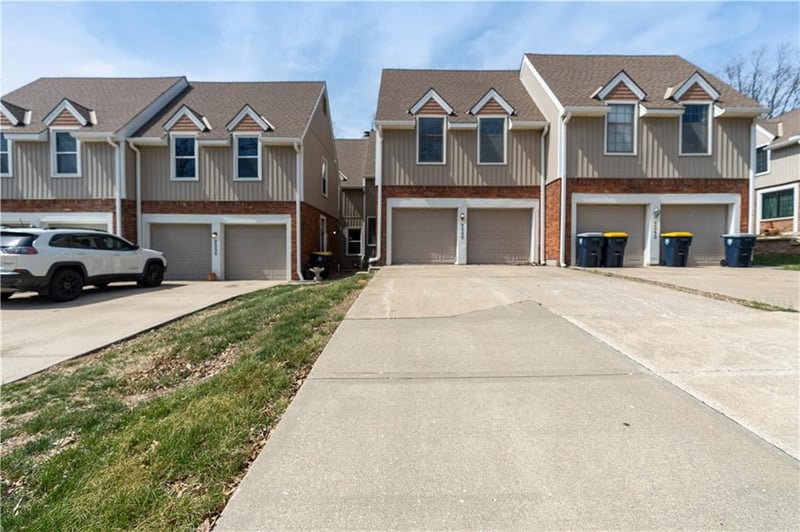8240 Birch Ln, Kansas City, MO 64151