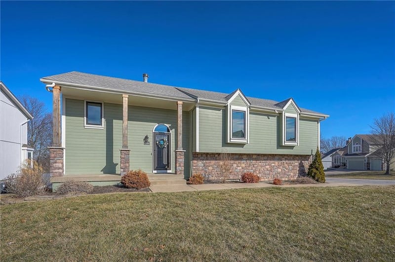 1108 Franklin Dr, Lee's Summit, MO 64064