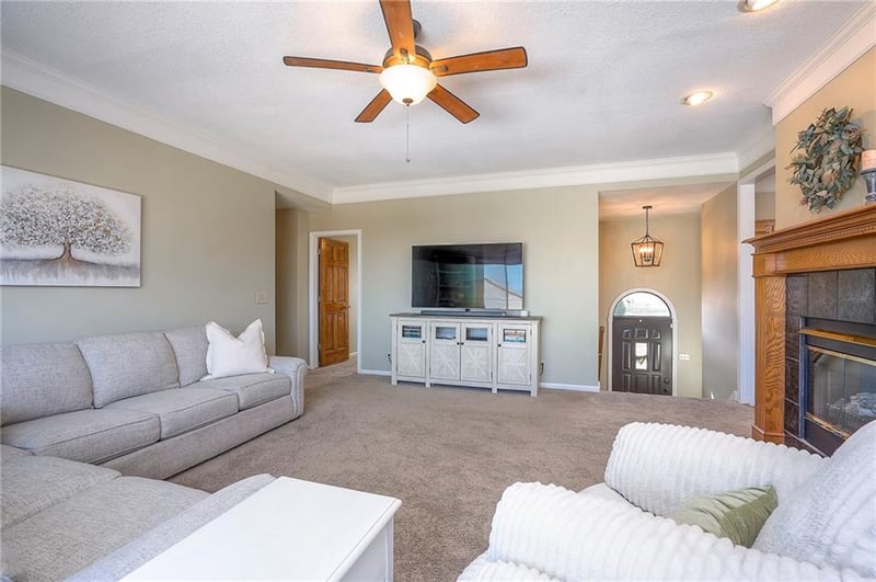1108 Franklin Dr, Lee's Summit, MO 64064