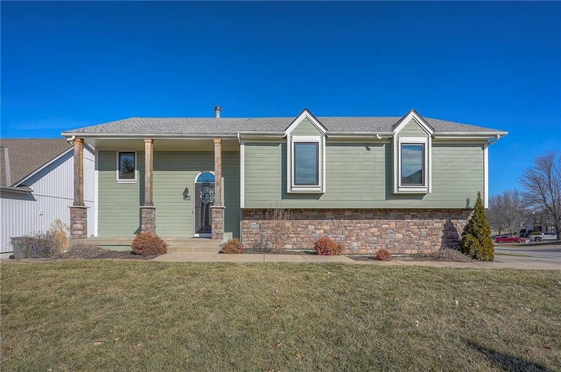 1108 Franklin Dr, Lee's Summit, MO 64064