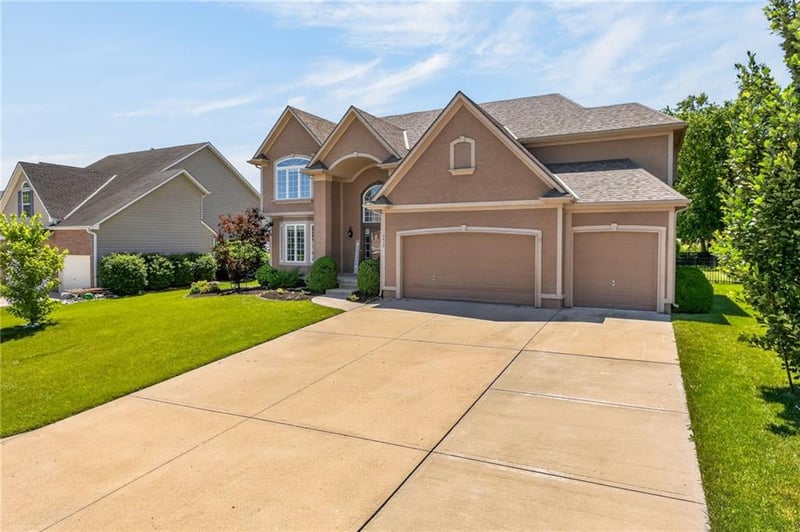 2413 Kenwill Dr, Lee's Summit, MO 64082