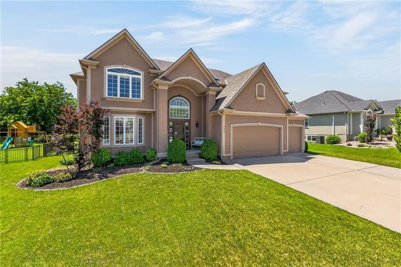 2413 Kenwill Dr, Lee's Summit, MO 64082