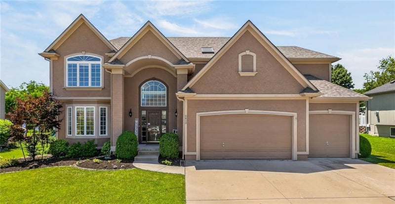 2413 Kenwill Dr, Lee's Summit, MO 64082