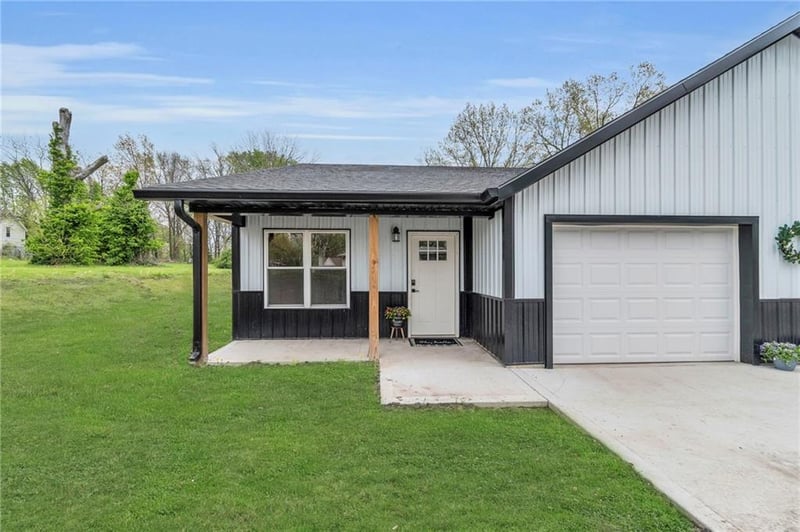511 Mcgaughy St, Hamilton, MO 64644