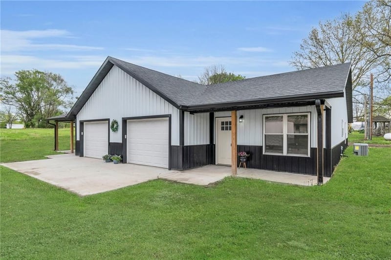 511 Mcgaughy St, Hamilton, MO 64644