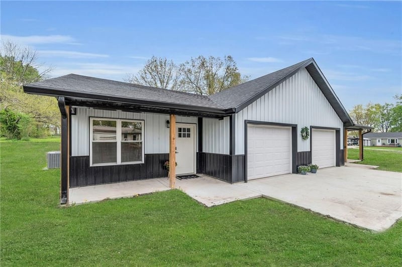 511 Mcgaughy St, Hamilton, MO 64644