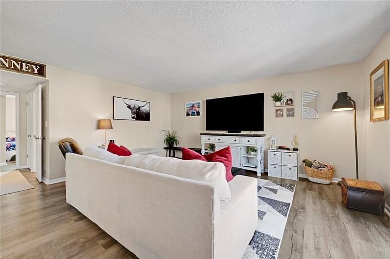 6228 Robinson St #4, Overland Park, KS 66202