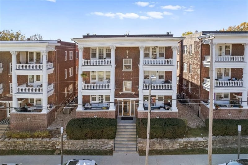 311 43rd St #3W, Kansas City, MO 64111