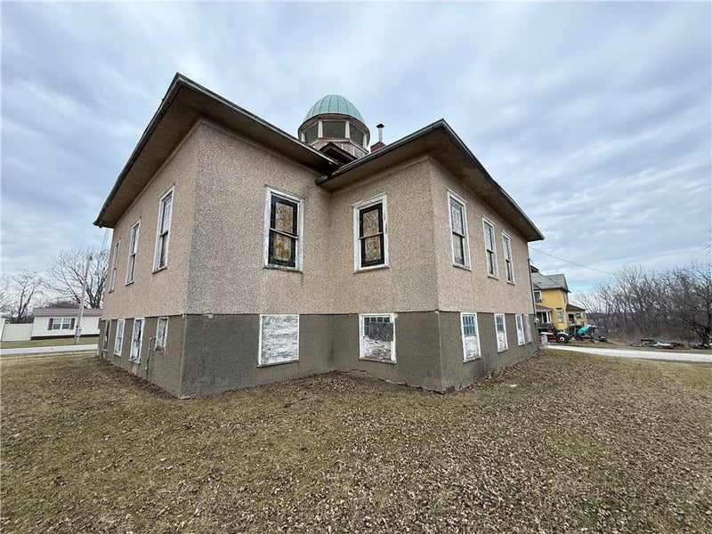 601 6th St, Blythedale, MO 64426