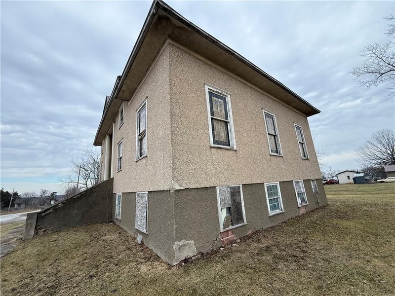 601 6th St, Blythedale, MO 64426