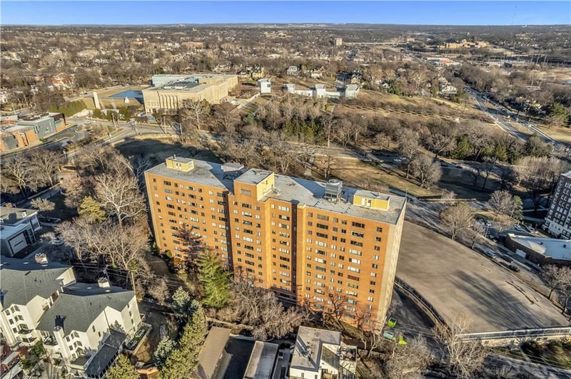 4550 Warwick Blvd #203, Kansas City, MO 64111