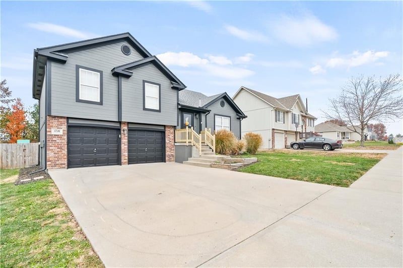 1716 Nicholas Dr, Grain Valley, MO 64029