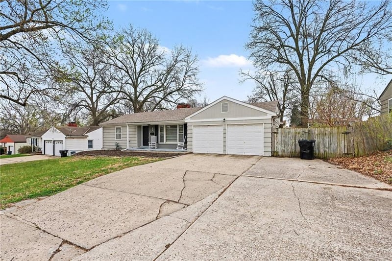 9705 Gregory Blvd, Raytown, MO 64133