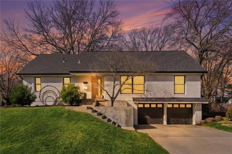9516 Linden St, Overland Park, KS 66207