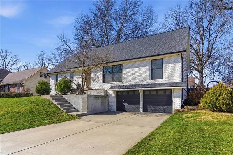 9516 Linden St, Overland Park, KS 66207