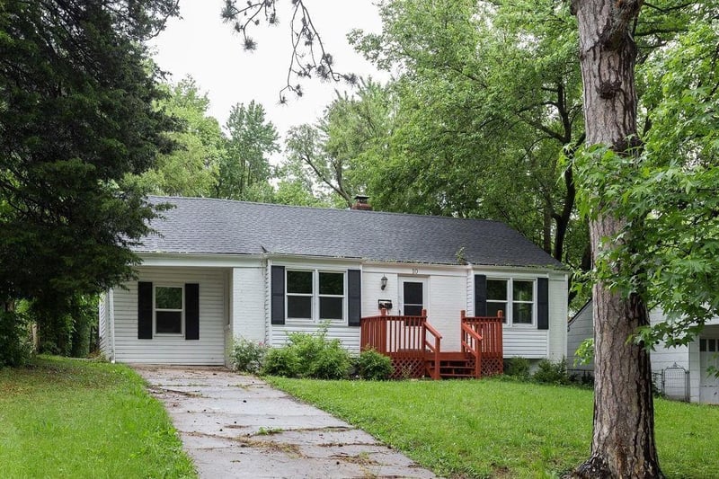 10 Pocahontas Ln, Kansas City, MO 64114