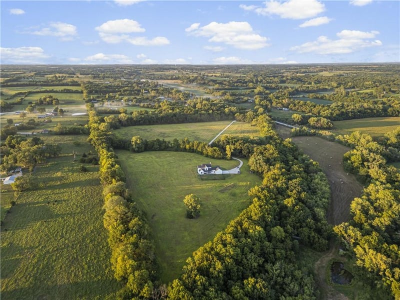 21851 179th St, Tonganoxie, KS 66086