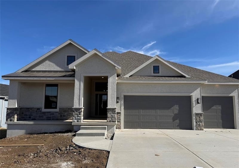 8162 Valley Rd, Lenexa, KS 66220