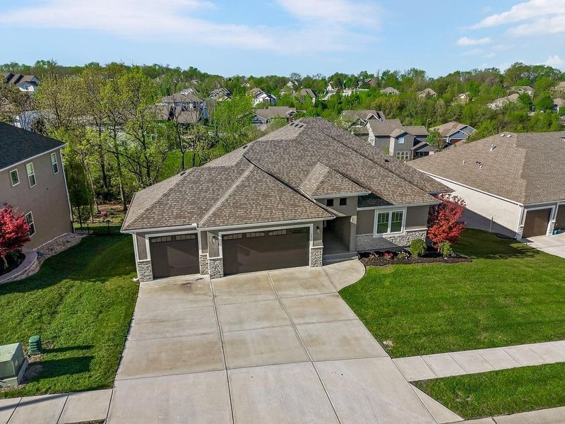 9831 Promenade Dr, Parkville, MO 64152
