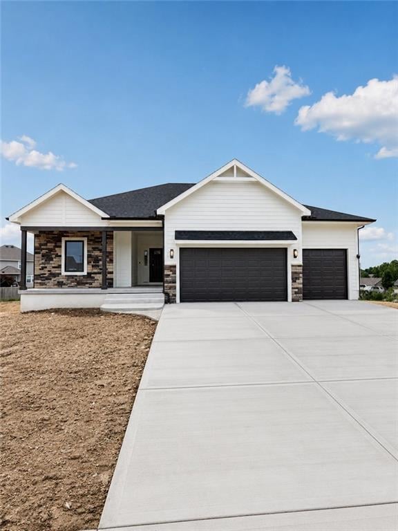 2716 Stone Creek Ave, Tonganoxie, KS 66086