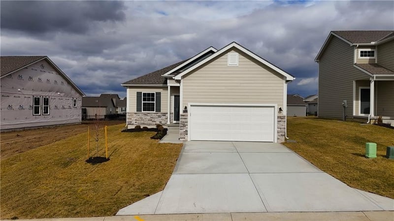 12428 Aspen Ln, Lee's Summit, MO 64086