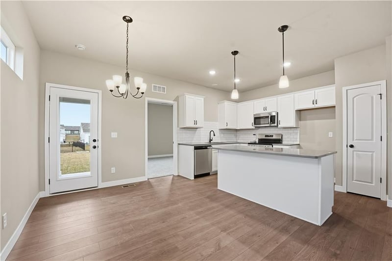 12428 Aspen Ln, Lee's Summit, MO 64086