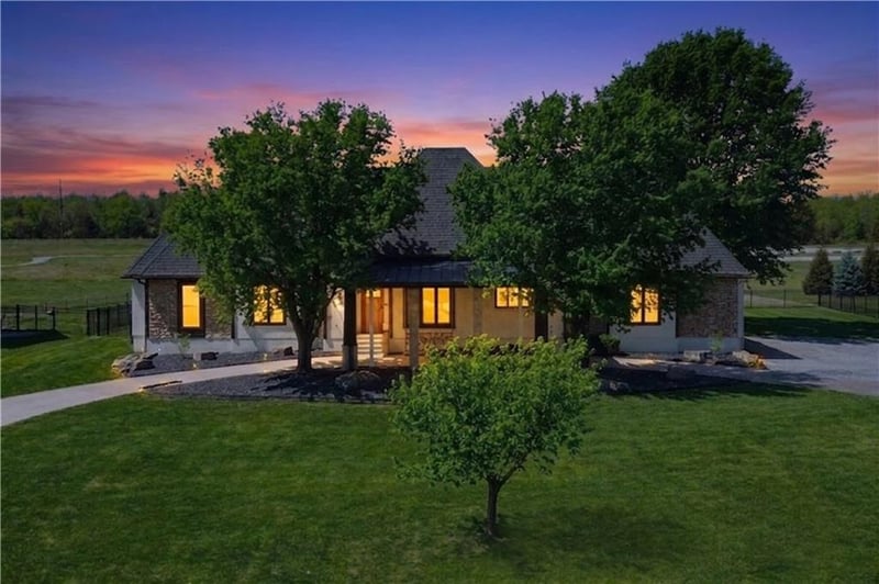 4210 Lake Dr, Lee's Summit, MO 64064