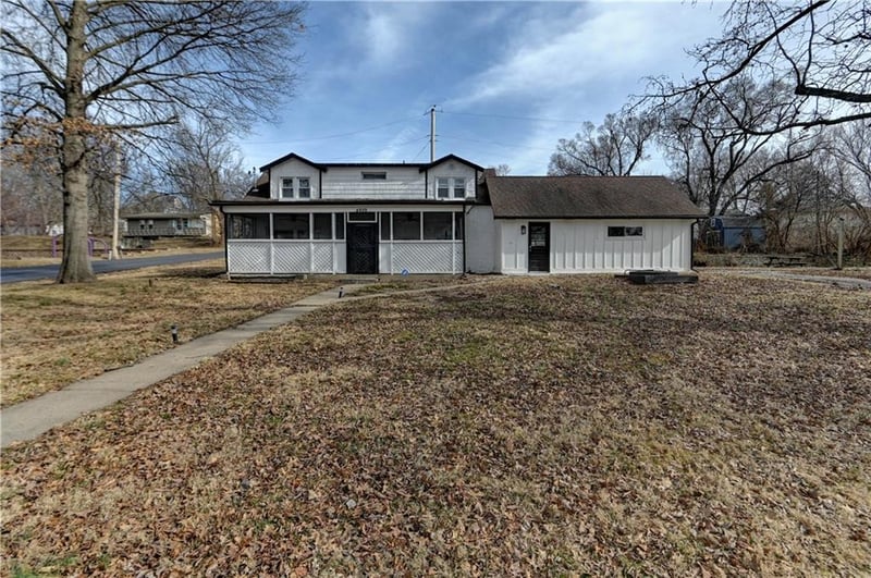 4859 Waukomis Dr, Northmoor, MO 64151